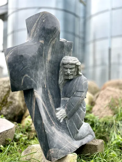 Paminklas - Kristus prie kryžiaus