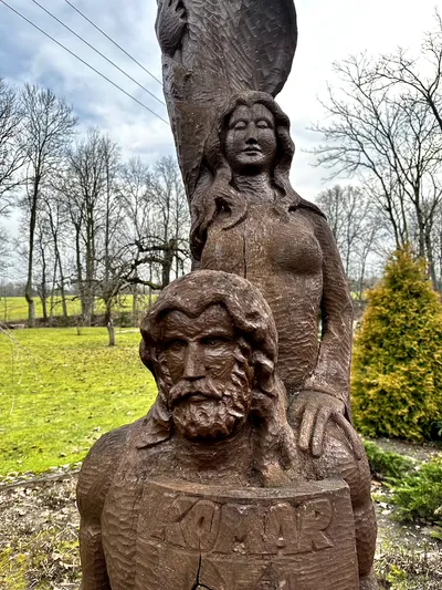 Skulptūra bajorų Komarų giminei atminti