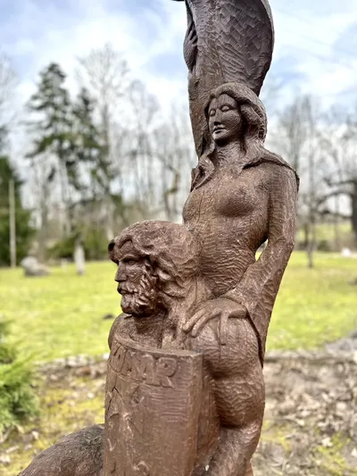 Skulptūra bajorų Komarų giminei atminti